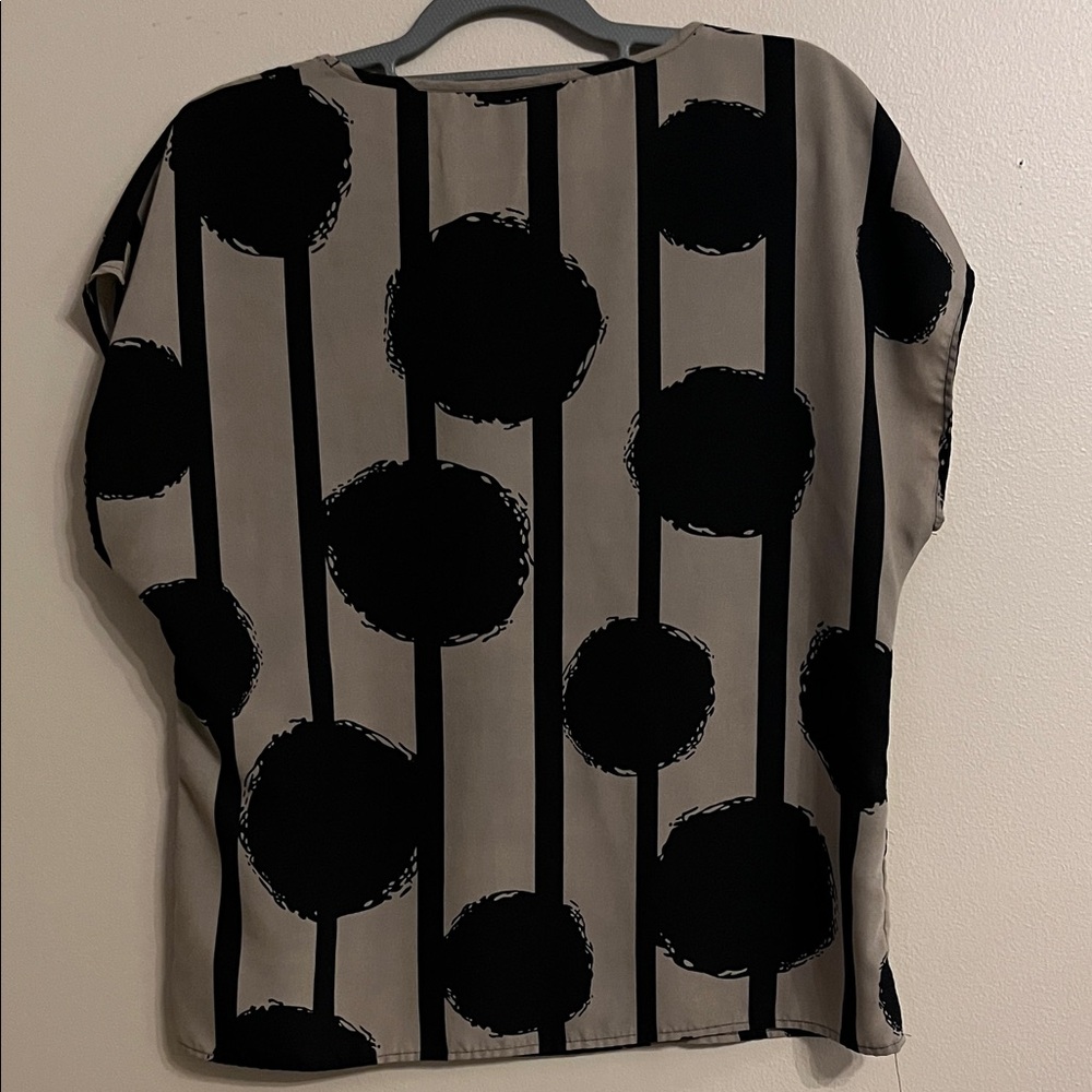 Black and Tan Patterned Blouse - Picture 5 of 5